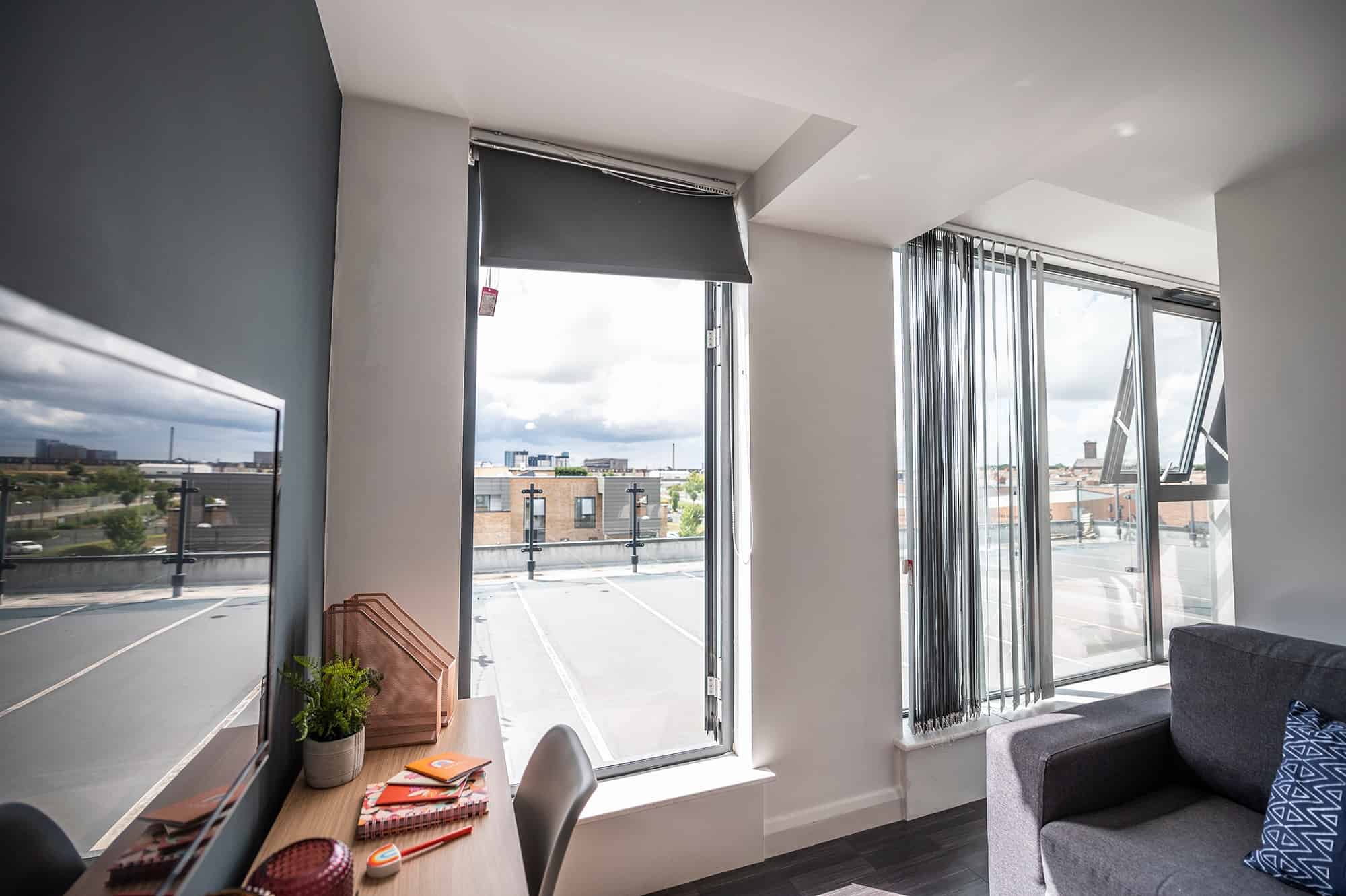 Exterior?w=400&h=260&fit=crop&q=40&auto=format&trim=auto