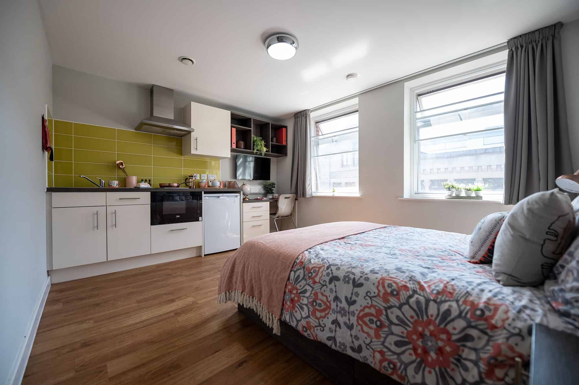 Common Area?w=400&h=260&fit=crop&q=40&auto=format&trim=auto