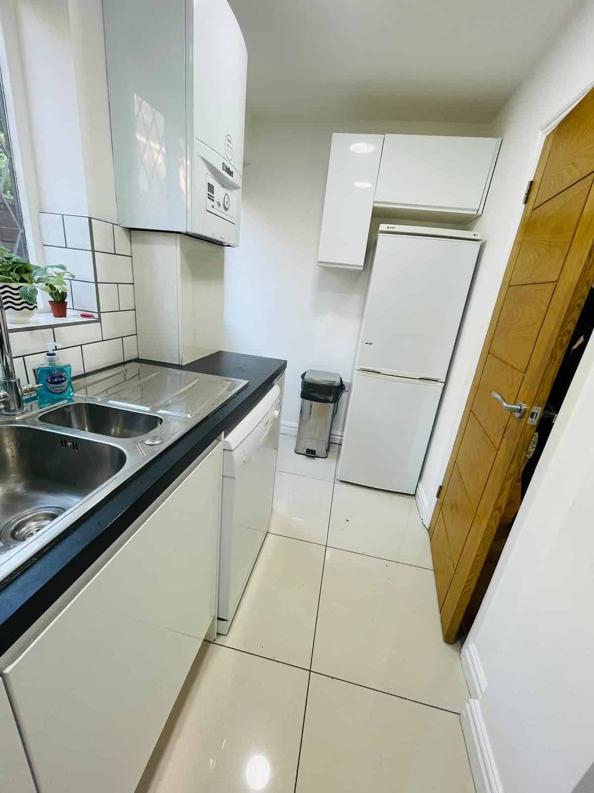 2 Bedroom 1 Bathroom Apartment - Bedroom?w=400&h=260&fit=crop&q=40&auto=format&trim=auto