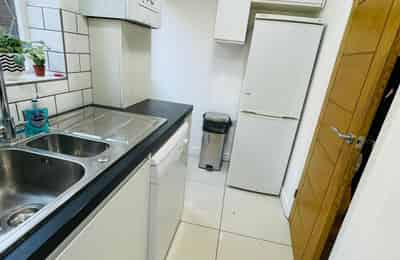 2 Bedroom 1 Bathroom Apartment - Bedroom?w=400&h=260&fit=crop&q=40&auto=format&trim=auto