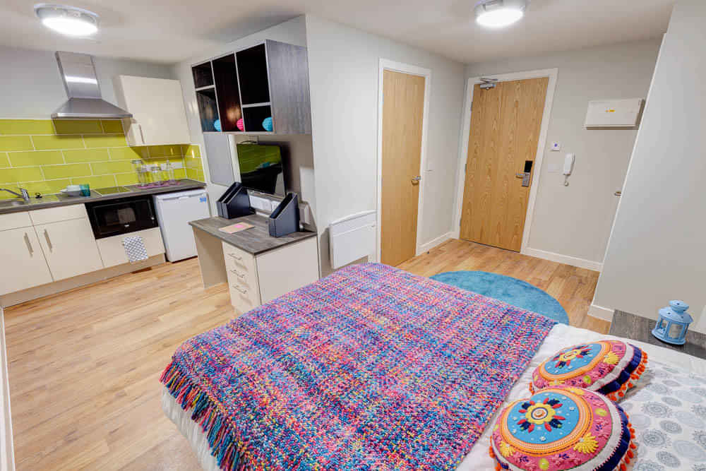 Common Area?w=400&h=260&fit=crop&q=40&auto=format&trim=auto