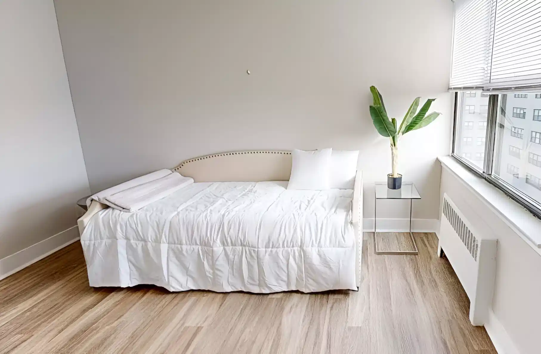 Bathroom?w=400&h=260&fit=crop&q=40&auto=format&trim=auto