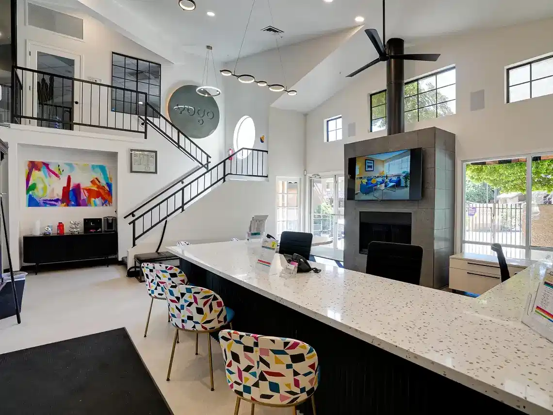 Amenities?w=400&h=260&fit=crop&q=40&auto=format&trim=auto