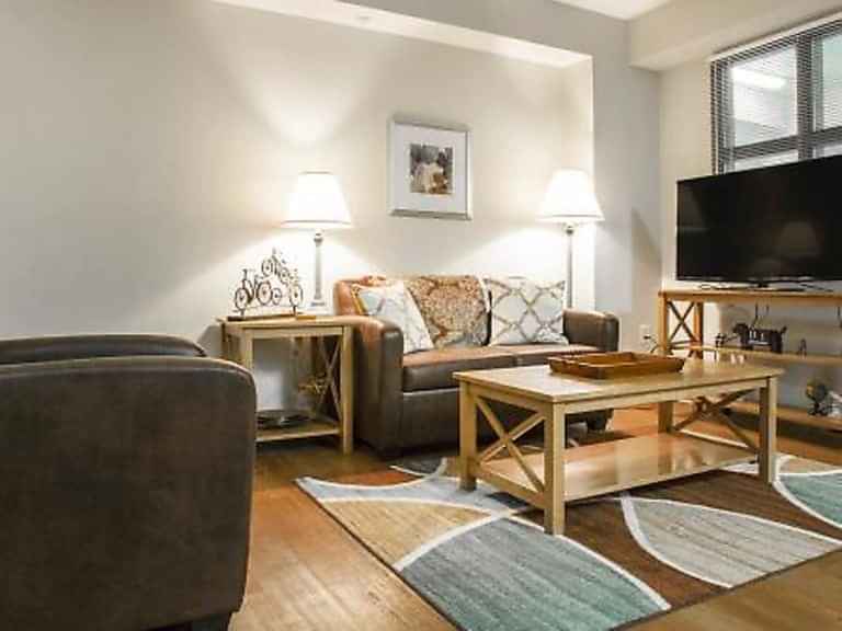 Exterior?w=400&h=260&fit=crop&q=40&auto=format&trim=auto