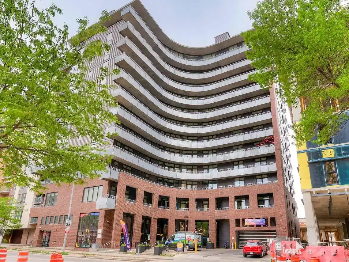 Bathroom?w=400&h=260&fit=crop&q=40&auto=format&trim=auto