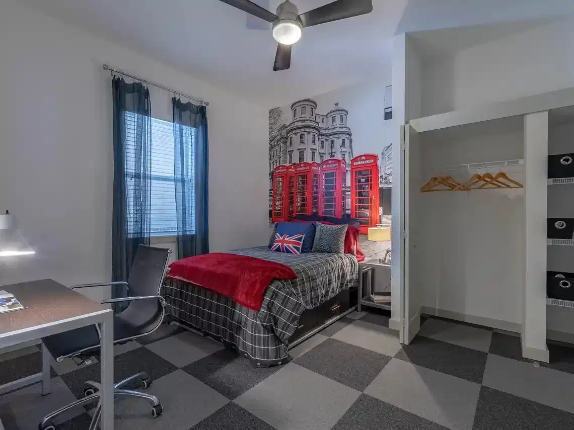 Common Area?w=400&h=260&fit=crop&q=40&auto=format&trim=auto