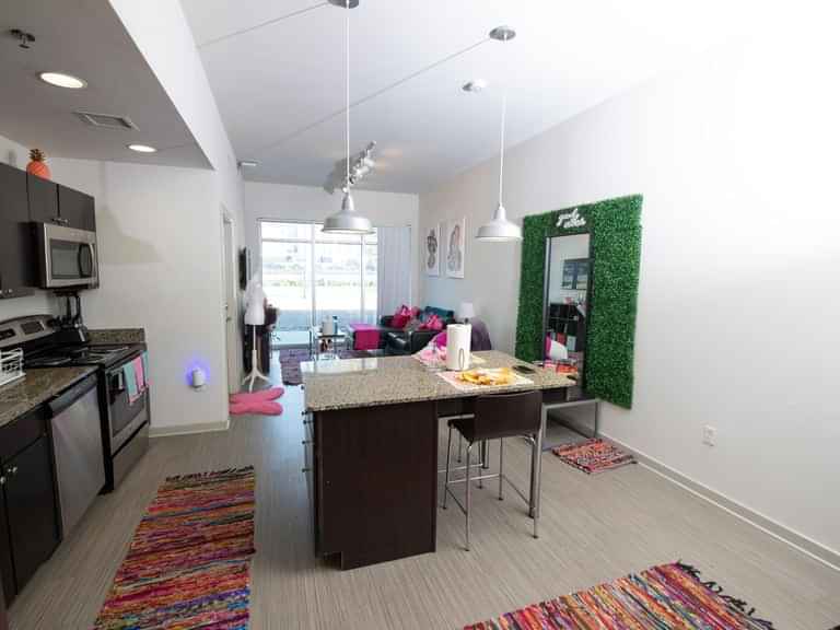 Common Area?w=400&h=260&fit=crop&q=40&auto=format&trim=auto