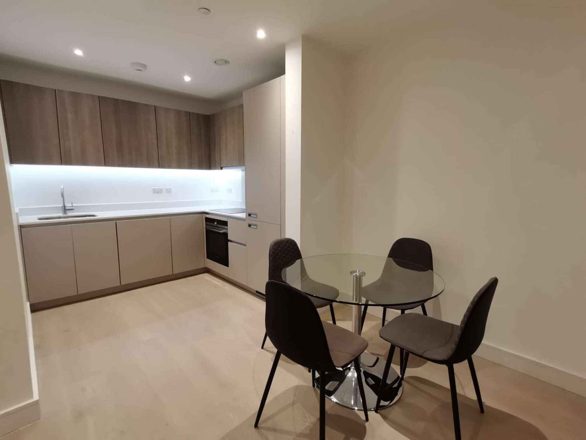 Bathroom?w=400&h=260&fit=crop&q=40&auto=format&trim=auto