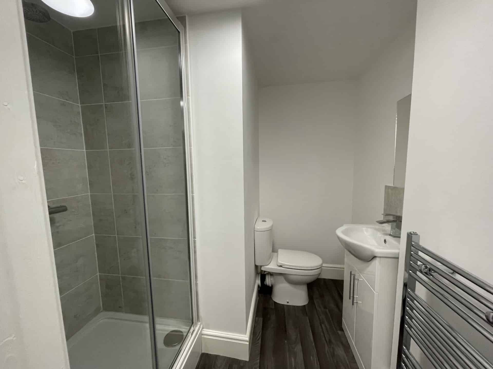 Room in a 5 Bedroom Apartment, 1 Mount Street, Lincoln LN1 3JE - Lincoln, England, United Kingdom - 5 Bedroom 2 Bathroom Apartment - Bathroom