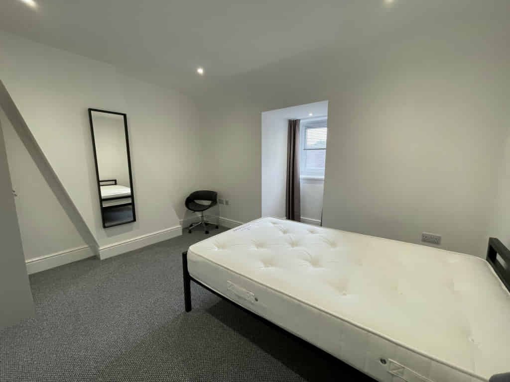 Room in a 6 Bedroom Apartment, 12 Richmond Road, Lincoln LN1 1LQ - Lincoln, England, United Kingdom - 5 Bedroom 5 Bathroom Apartment - 3 - Bedroom