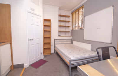 Room in a 7 Bedroom Apartment, 104 Yarborough Road, Lincoln LN1 1HR - Lincoln, England, United Kingdom - 7 Bedroom 7 Bathroom Apartment - 3 - Bedroom