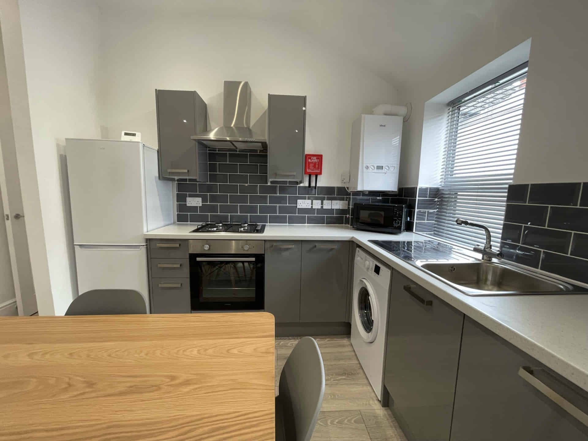 Common Area?w=400&h=260&fit=crop&q=40&auto=format&trim=auto