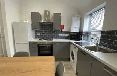 Common Area?w=400&h=260&fit=crop&q=40&auto=format&trim=auto