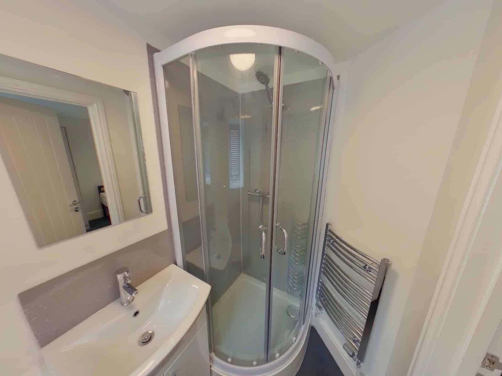 1 Bedroom 1 Bathroom 1 - Kitchen?w=400&h=260&fit=crop&q=40&auto=format&trim=auto