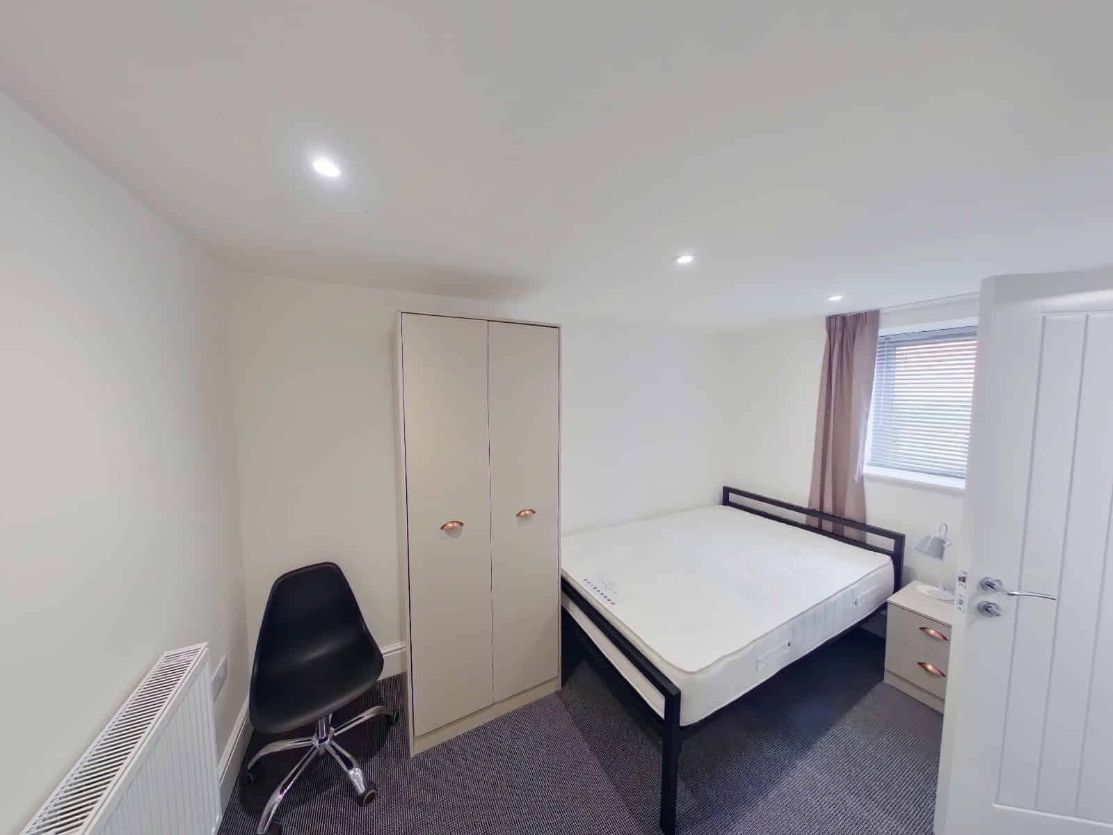 Common Area?w=400&h=260&fit=crop&q=40&auto=format&trim=auto