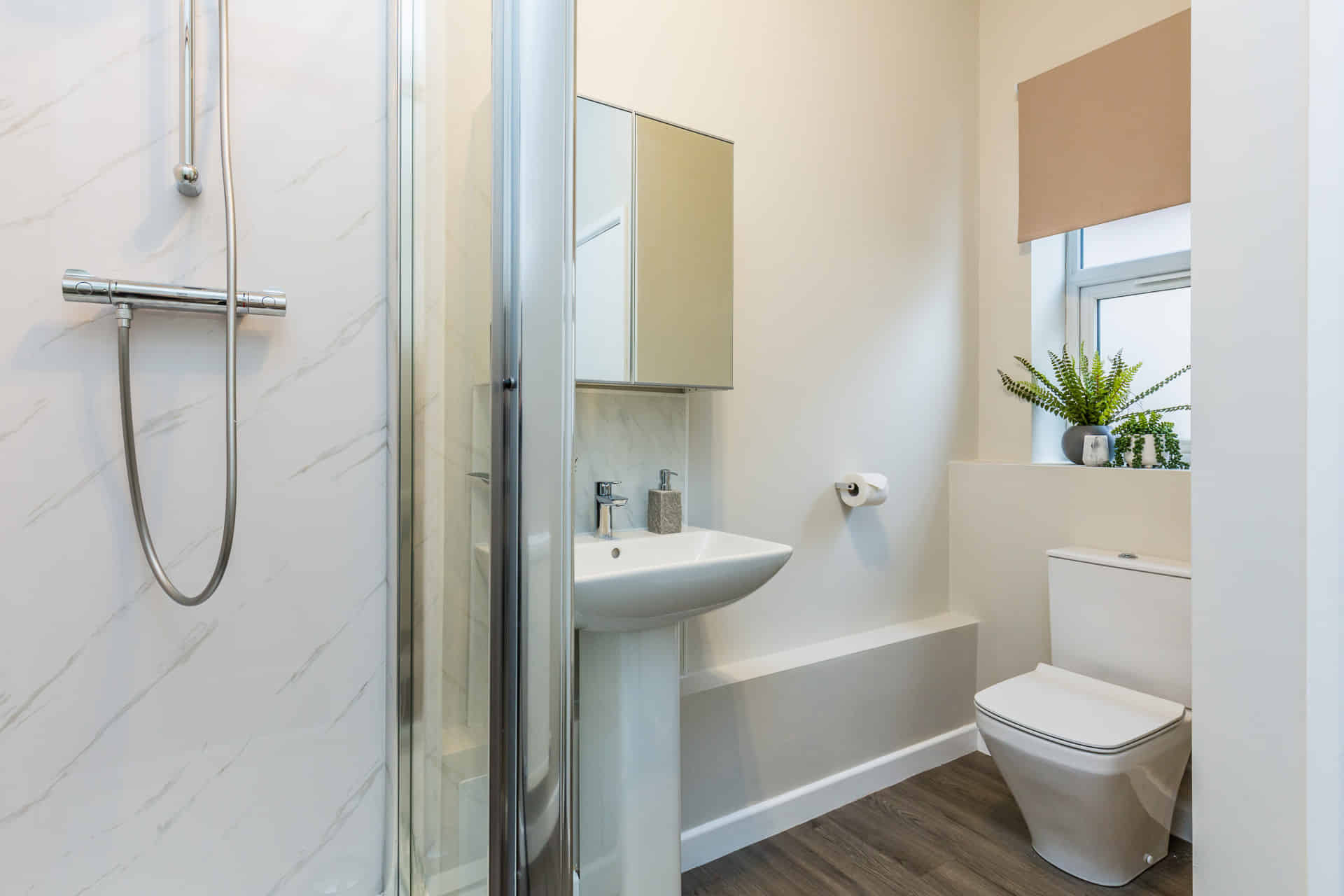 Room in a 6 Bedroom Apartment, 73 West Parade, Lincoln LN1 1QL - Lincoln, England, United Kingdom - 6 Bedroom 2 Bathroom Apartment - 2 - Bathroom