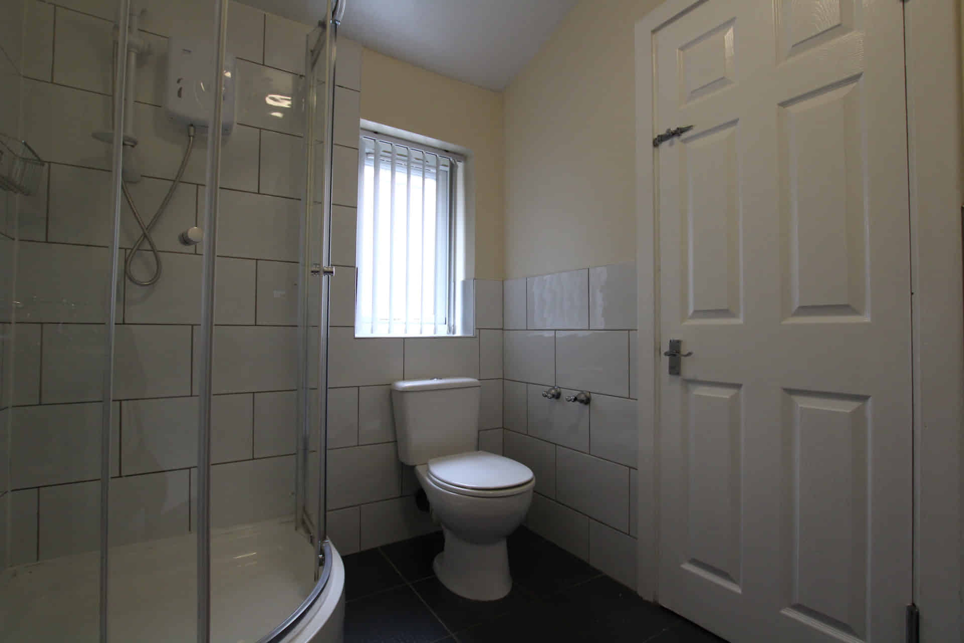 Room in a 6 Bedroom Apartment, 46 Bankfield Ave, Manchester M13 0ZP - Manchester, England, United Kingdom - 6 Bedroom 2 Bathroom 3 - Bathroom