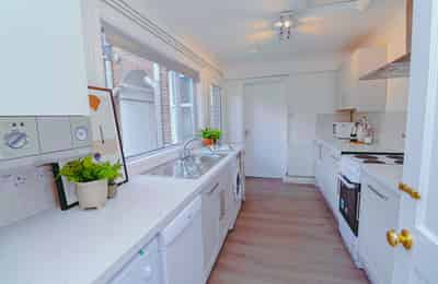 Room in a 5 Bedroom Apartment, 71 A West Parade, Lincoln LN1 1QL - Lincoln, England, United Kingdom - 5 Bedroom 2 Bathroom Apartment - 2 - Kitchen