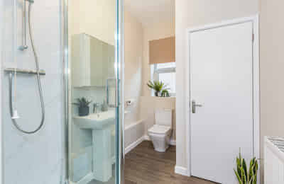 Room in a 5 Bedroom Apartment, 2 Monson St, Lincoln LN5 7SB - Lincoln, England, United Kingdom - 5 Bedroom 2 Bathroom Apartment - 1 - Bathroom