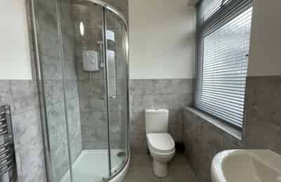 Room in a 2 Bedroom Apartment, 20 A Portland Street, Lincoln LN5 7JX - Lincoln, England, United Kingdom - 2 Bedroom 2 Bathroom Apartment - 2 - Bathroom