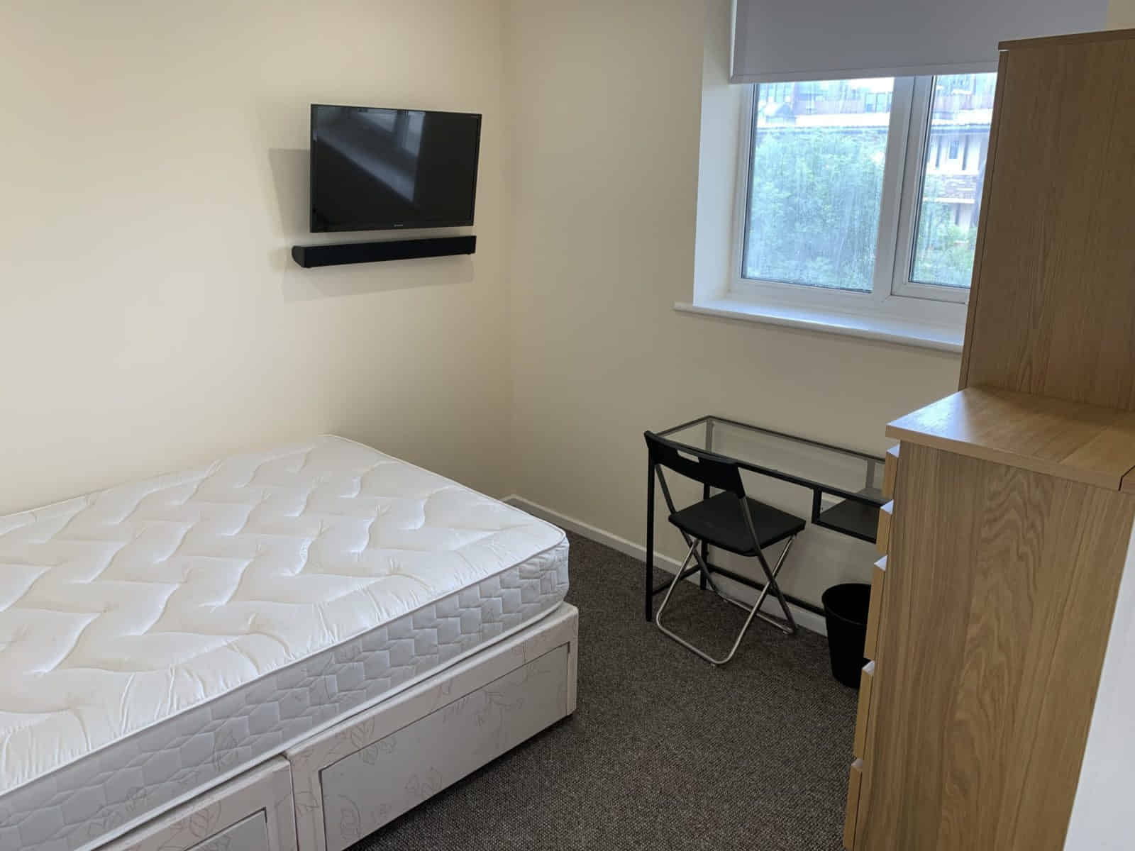 3 Bedroom 1 Bathroom Apartment - 3 - Kitchen?w=400&h=260&fit=crop&q=40&auto=format&trim=auto