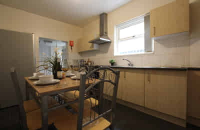 Room in a 6 Bedroom Apartment, 15 Ruskin Ave, Manchester M14 4DP - Manchester, England, United Kingdom - 6 Bedroom 2 Bathroom Apartment - 1 - Kitchen