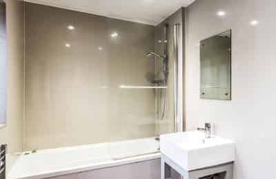 Room in a 4 Bedroom Apartment, 28 Seaford Street, Stoke-on-Trent ST4 2EU - Stoke-on-Trent, England, United Kingdom - 4 Bed 1 Bath - Bathroom