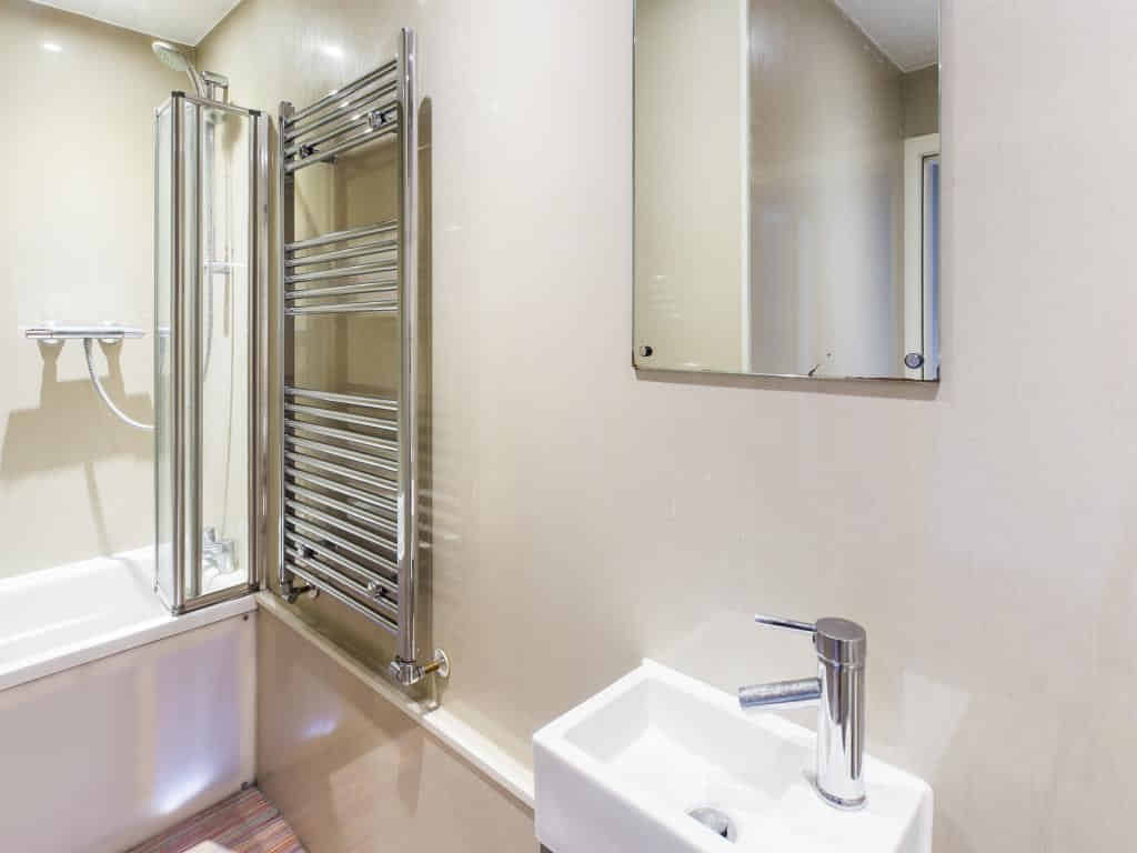 Room in a 4 Bedroom Apartment, 41 Guildford Street, Stoke-on-Trent ST4 2EP - Stoke-on-Trent, England, United Kingdom - 4 Bedroom 1 Bathroom - Bathroom