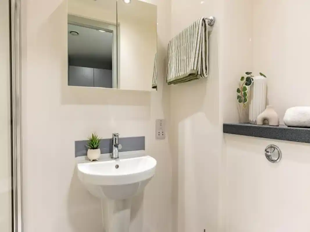 Amenities?w=400&h=260&fit=crop&q=40&auto=format&trim=auto