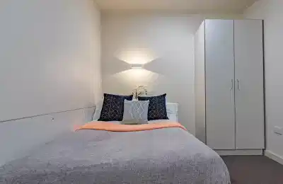 Bedroom?w=400&h=260&fit=crop&q=40&auto=format&trim=auto