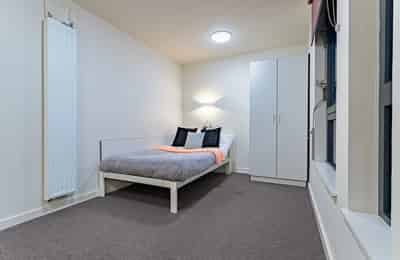 Bedroom?w=400&h=260&fit=crop&q=40&auto=format&trim=auto