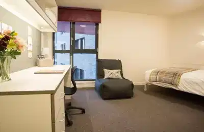 Bedroom?w=400&h=260&fit=crop&q=40&auto=format&trim=auto