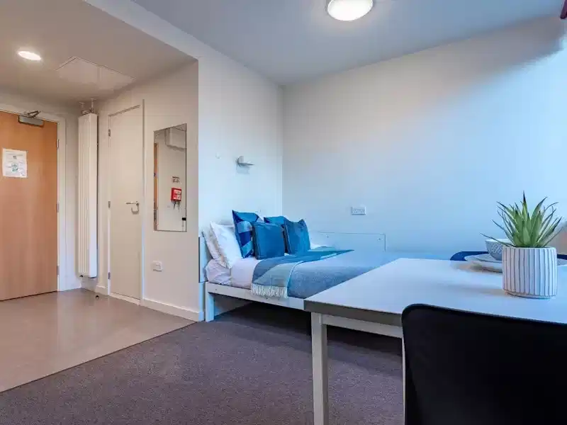 Bedroom?w=400&h=260&fit=crop&q=40&auto=format&trim=auto