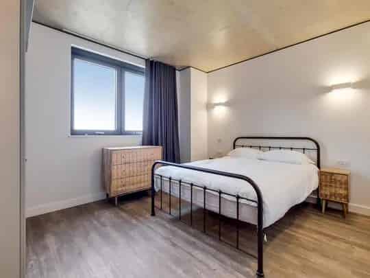 Exterior?w=400&h=260&fit=crop&q=40&auto=format&trim=auto