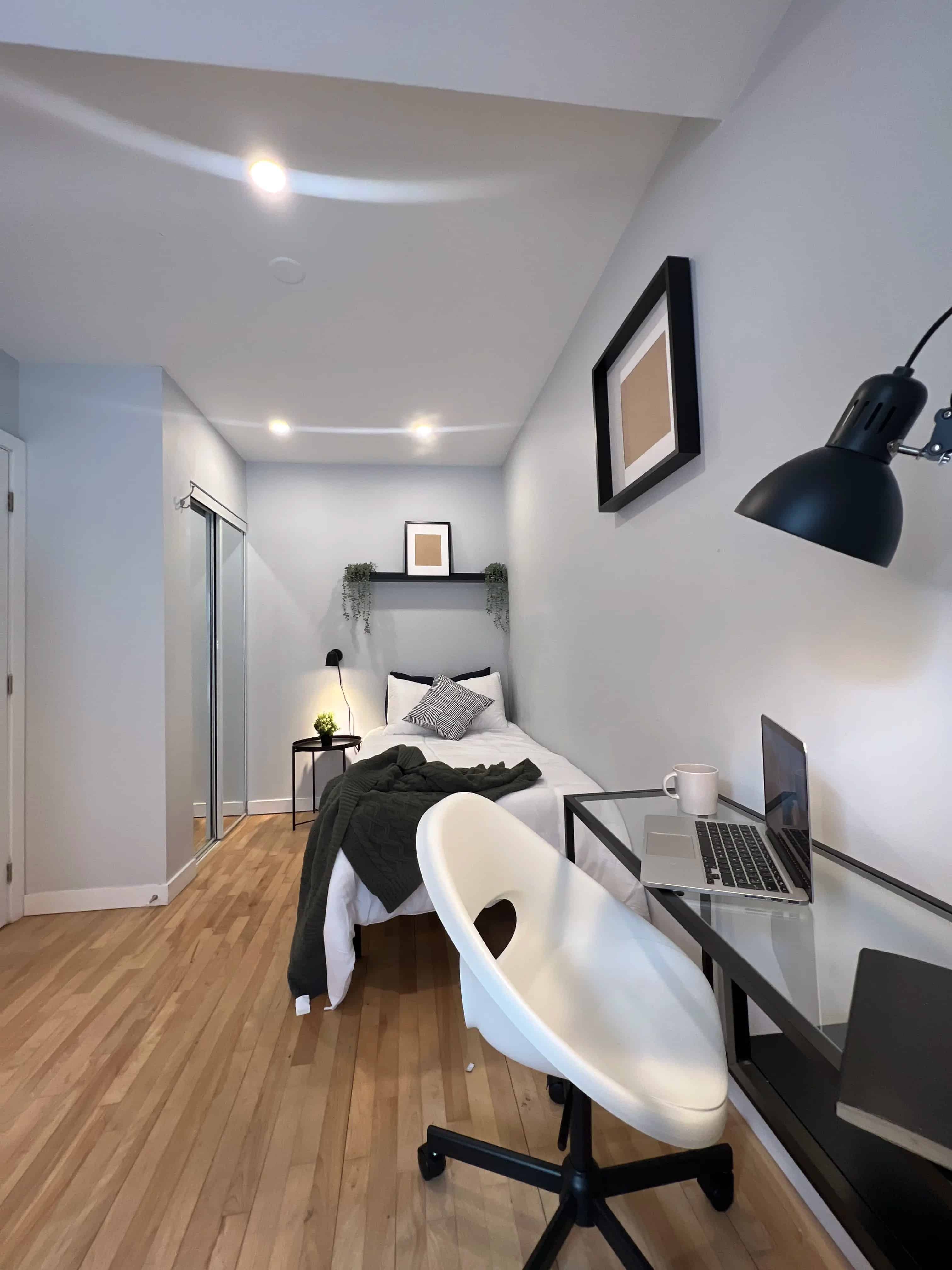 Room?w=400&h=260&fit=crop&q=40&auto=format&trim=auto