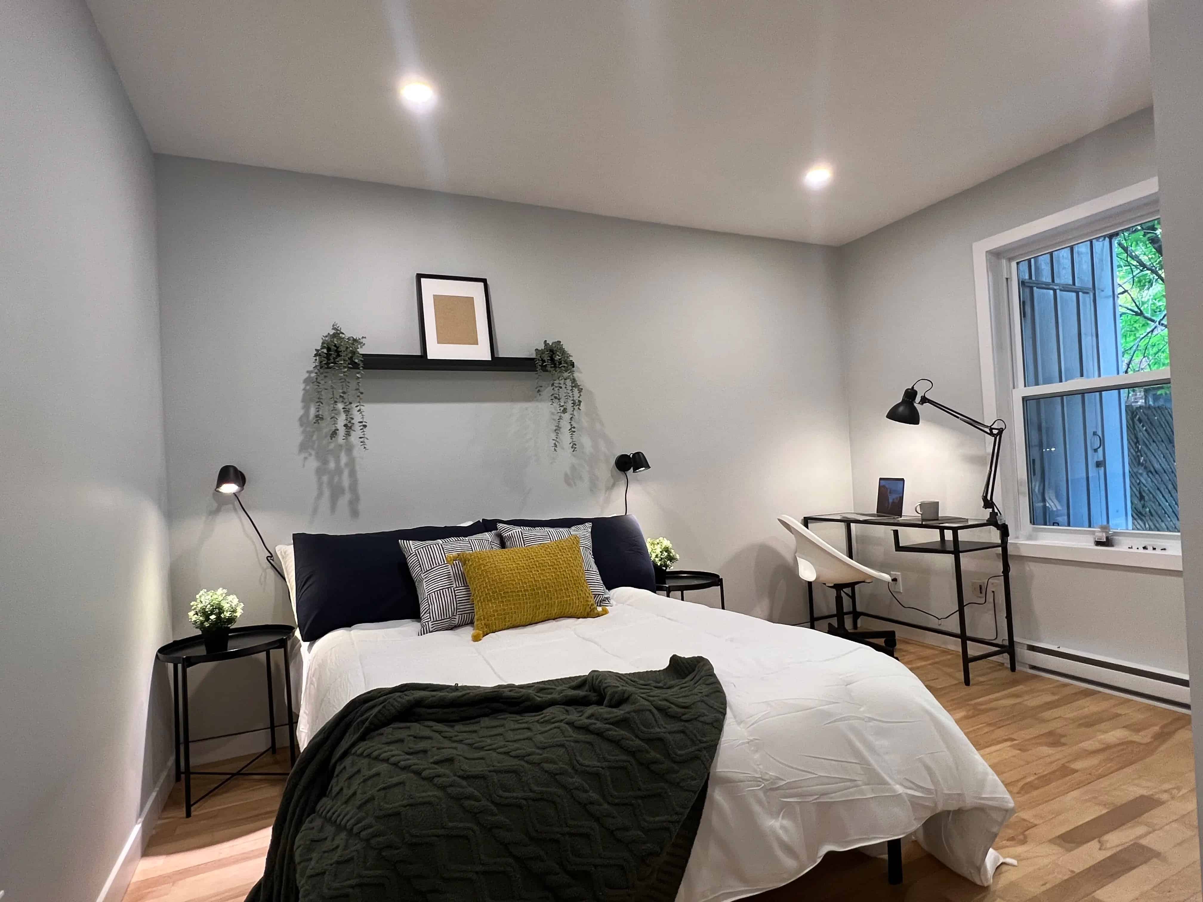 Room?w=400&h=260&fit=crop&q=40&auto=format&trim=auto