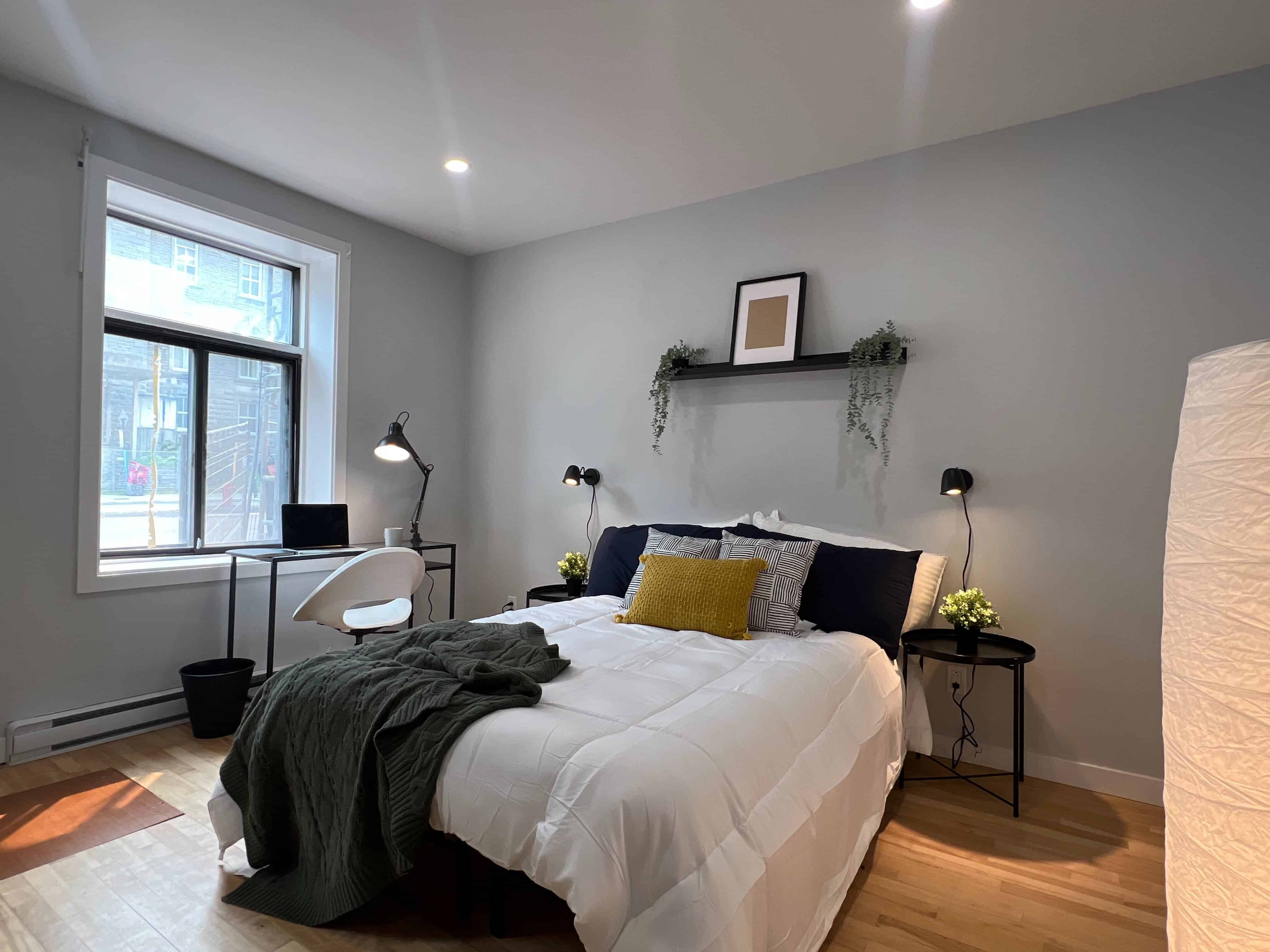 Room?w=400&h=260&fit=crop&q=40&auto=format&trim=auto