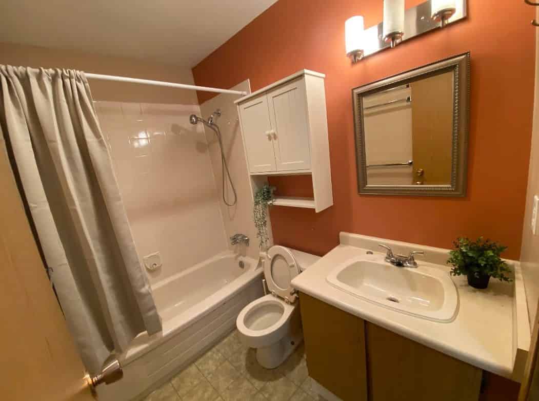 Unit 107 Townhouse - Bathroom?w=400&h=260&fit=crop&q=40&auto=format&trim=auto