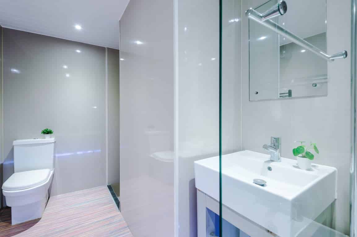 Room in a 4 Bedroom Apartment, 32 Cauldon Road, Stoke-on-Trent ST4 2ED - Stoke-on-Trent, England, United Kingdom - 4 Bedroom 1 Bathroom Apartment  - Bathroom