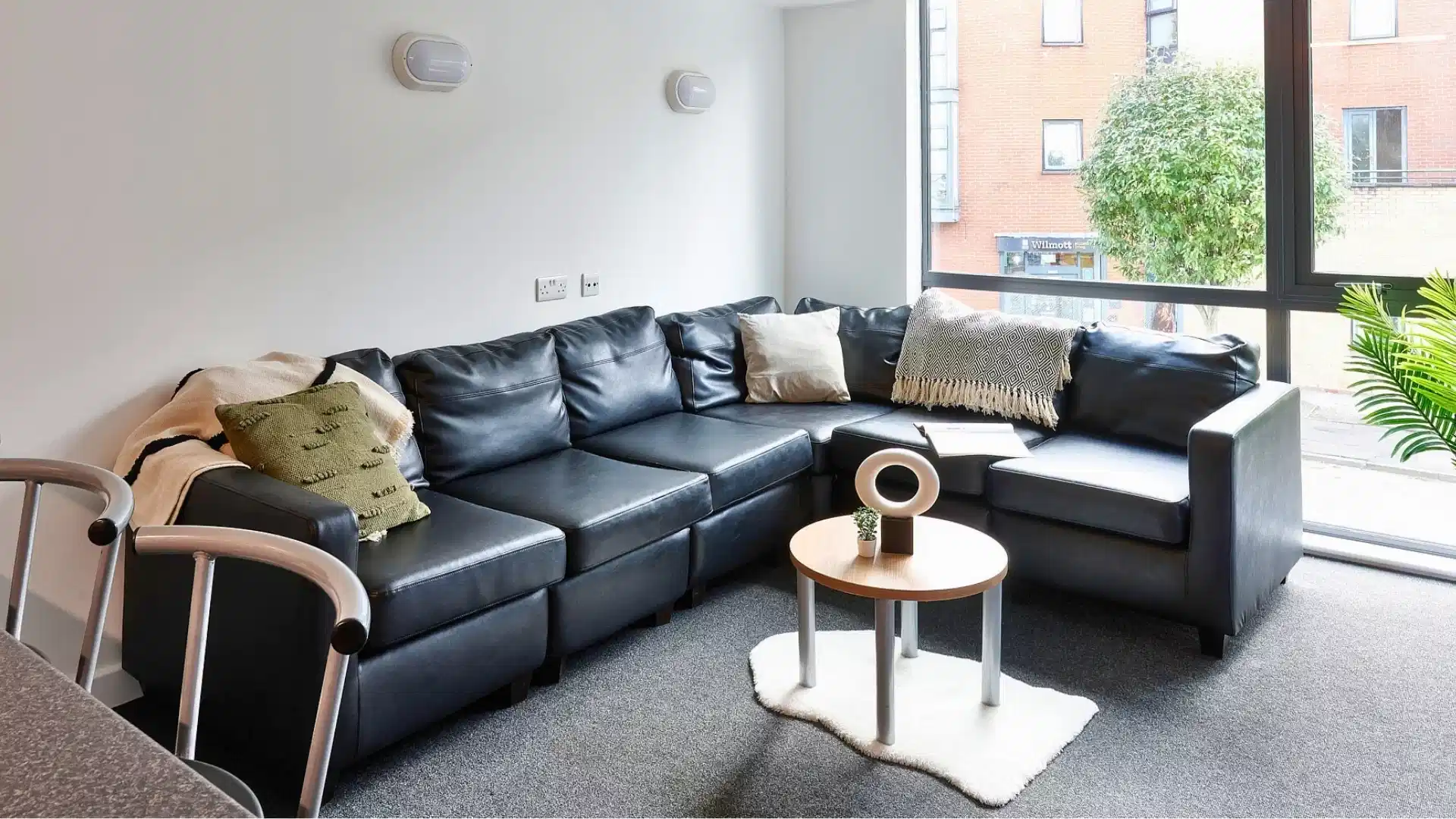 Amenities?w=400&h=260&fit=crop&q=40&auto=format&trim=auto