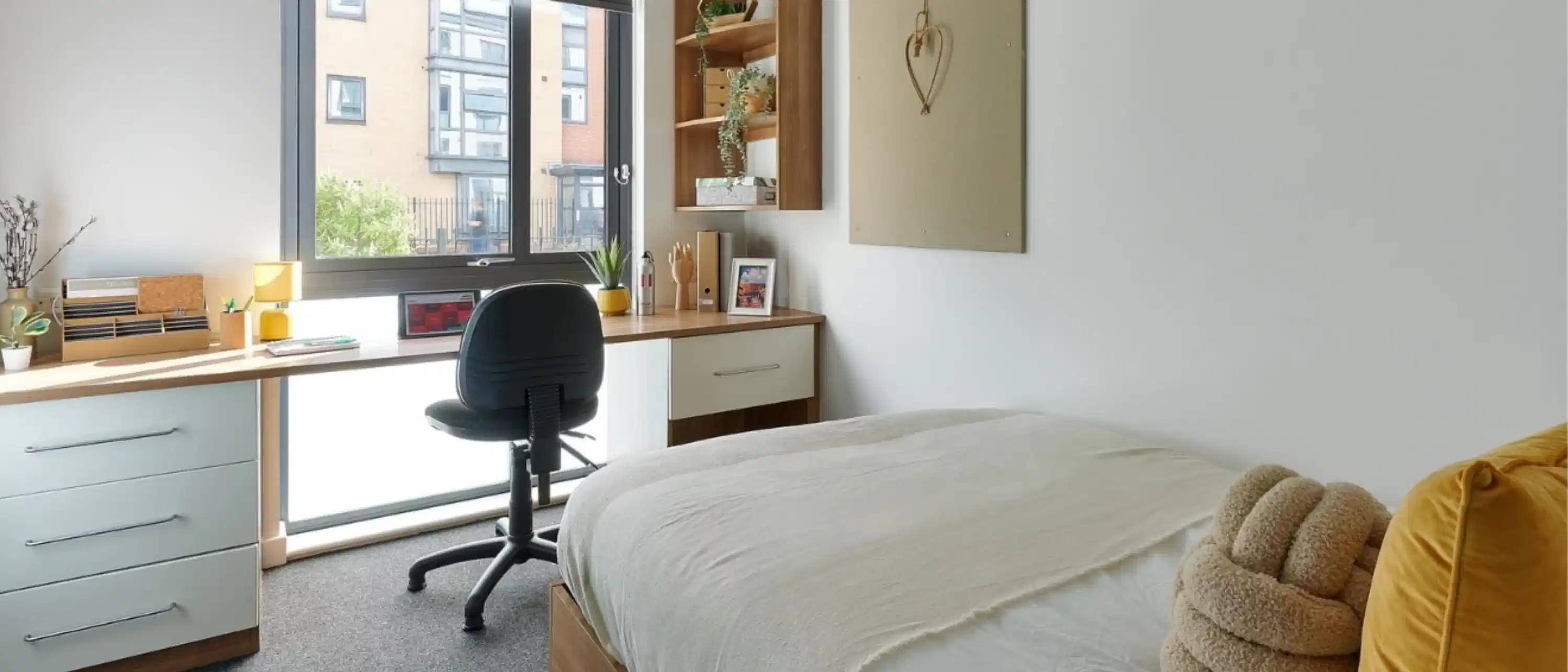 Exterior?w=400&h=260&fit=crop&q=40&auto=format&trim=auto