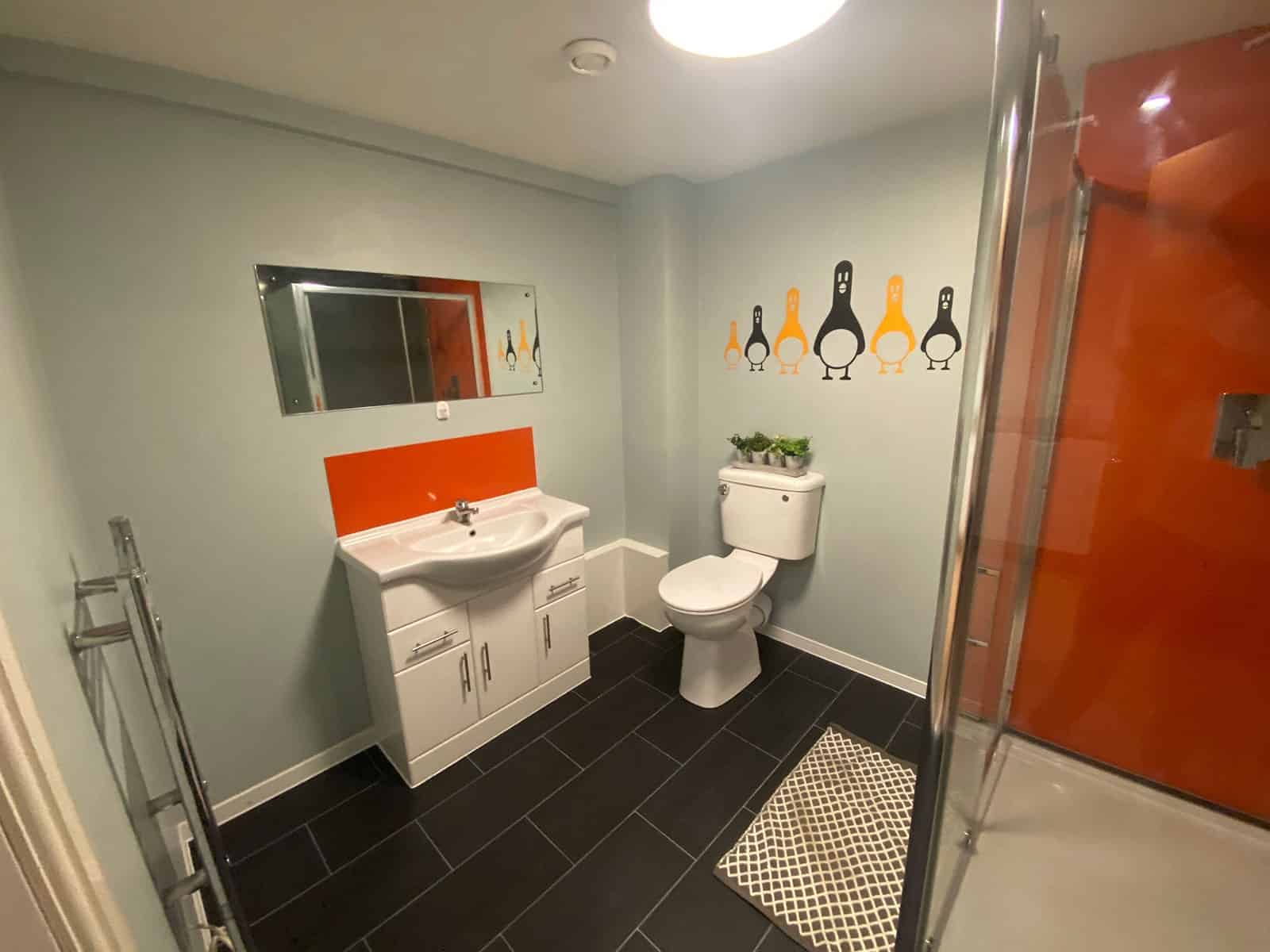 Bathroom?w=400&h=260&fit=crop&q=40&auto=format&trim=auto