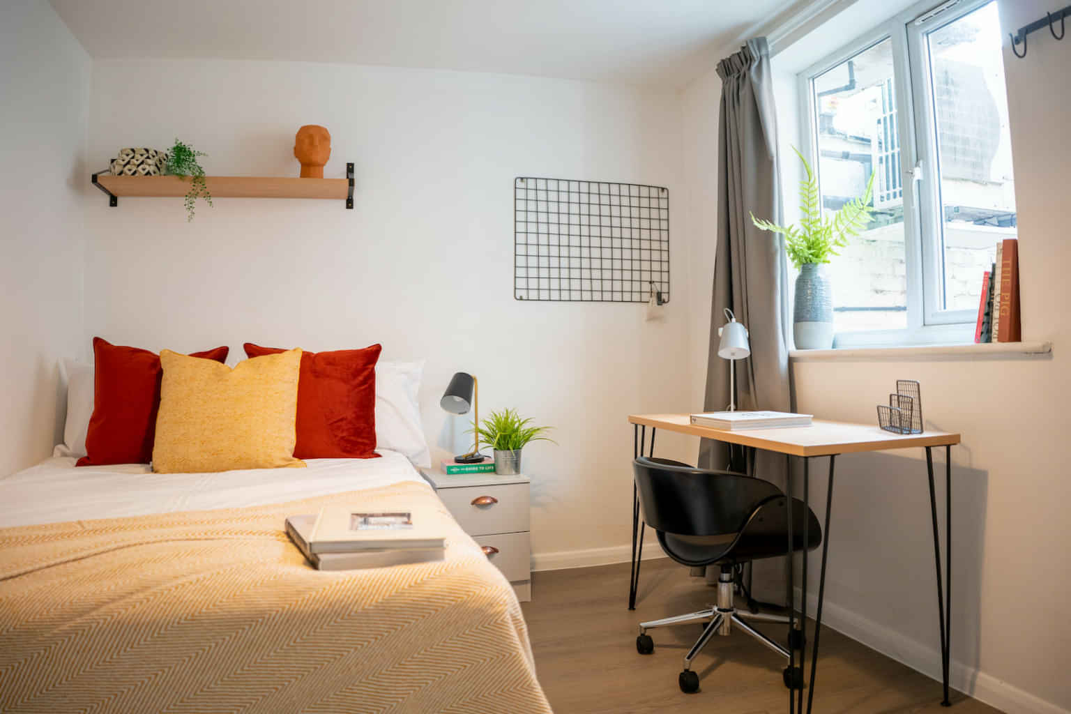 5 Bedroom Apartment, 2 Monson St, Lincoln LN5 7SB - Lincoln, England, United Kingdom - Bedroom 1 - Bedroom