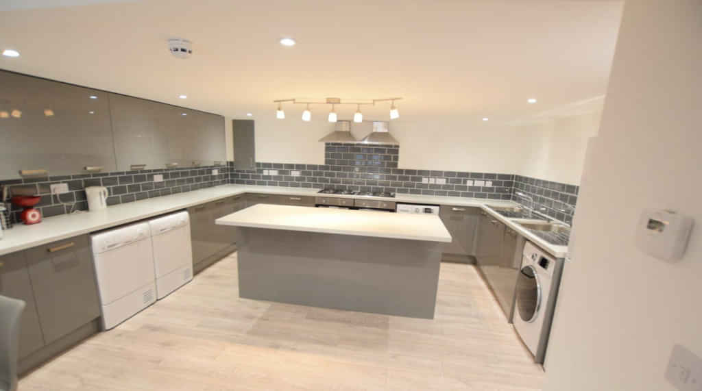 Common Area?w=400&h=260&fit=crop&q=40&auto=format&trim=auto