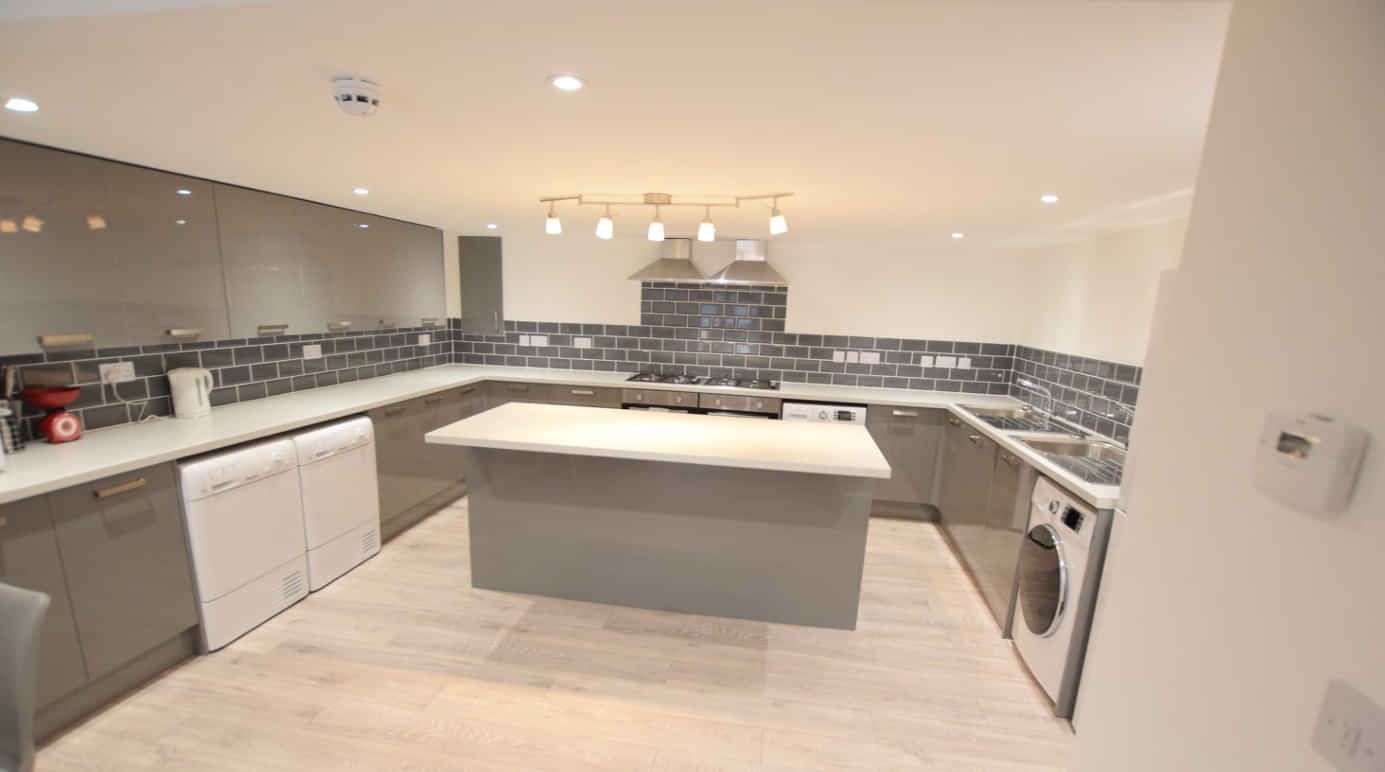 Common Area?w=400&h=260&fit=crop&q=40&auto=format&trim=auto