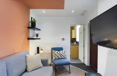 Common Area?w=400&h=260&fit=crop&q=40&auto=format&trim=auto