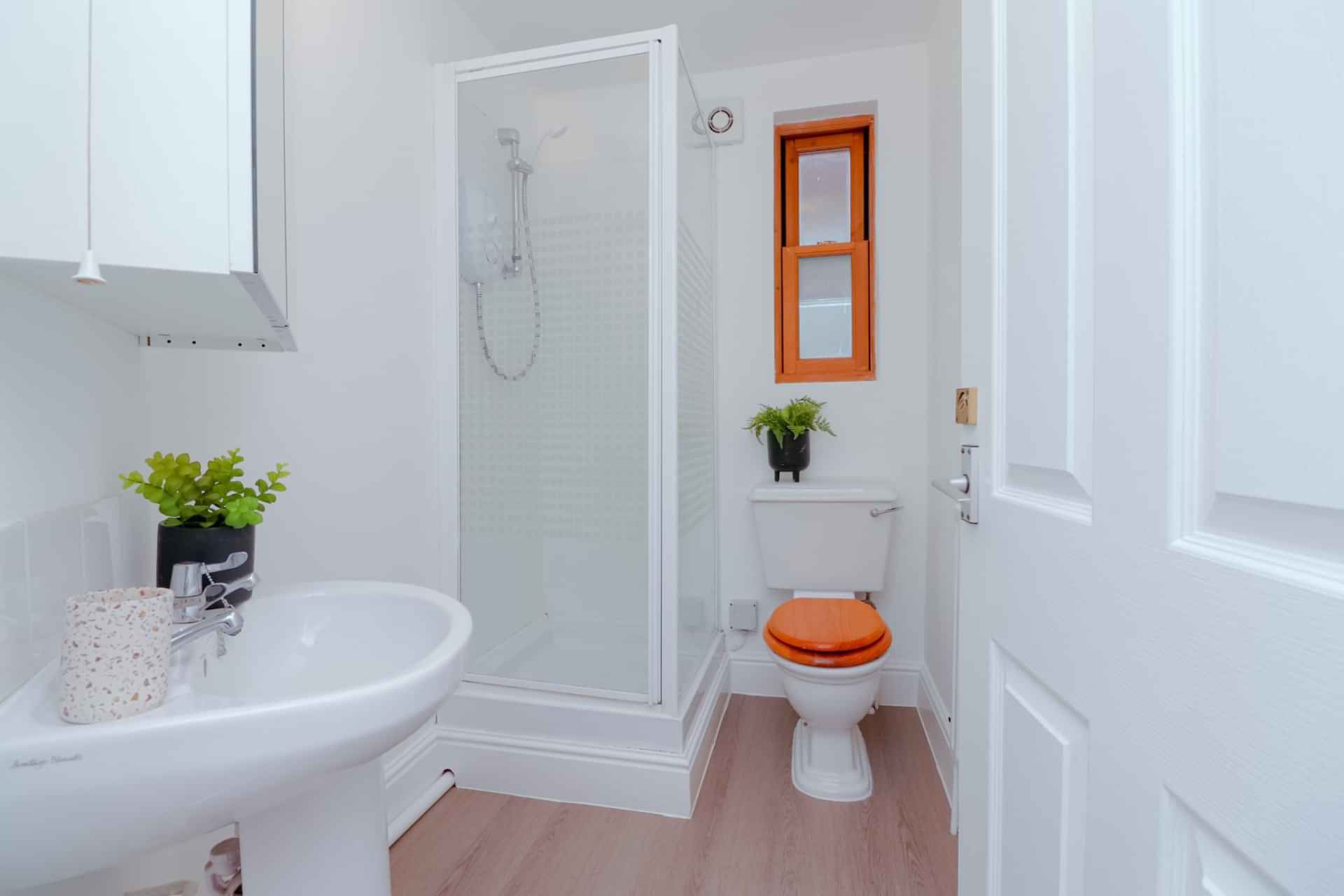 5 Bedroom 2 Bathroom Apartment - 2 - Kitchen?w=400&h=260&fit=crop&q=40&auto=format&trim=auto