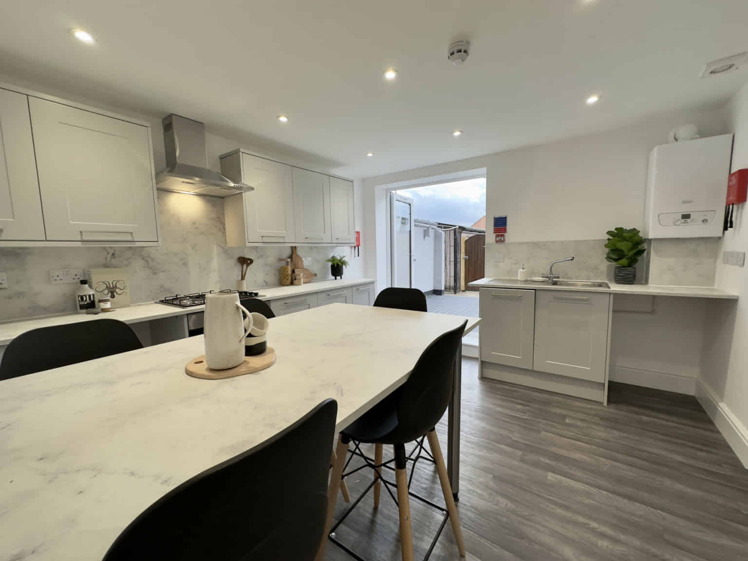 Common Area?w=400&h=260&fit=crop&q=40&auto=format&trim=auto