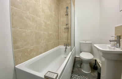 4 Bedroom 1 Bathroom Apartment - 1 - Bedroom?w=400&h=260&fit=crop&q=40&auto=format&trim=auto