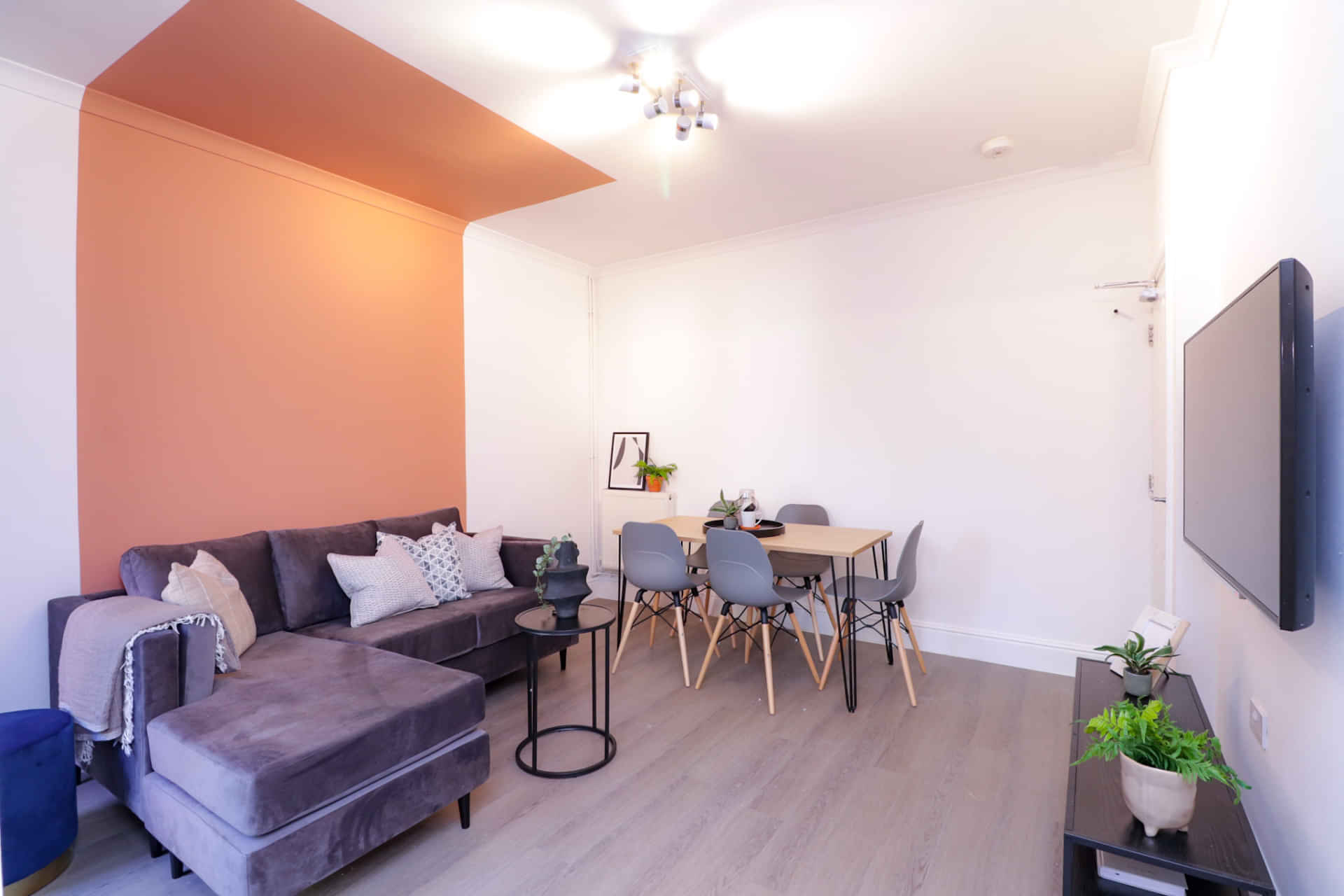 6 Bedroom 2 Bathroom Apartment - 3 - Bedroom?w=400&h=260&fit=crop&q=40&auto=format&trim=auto